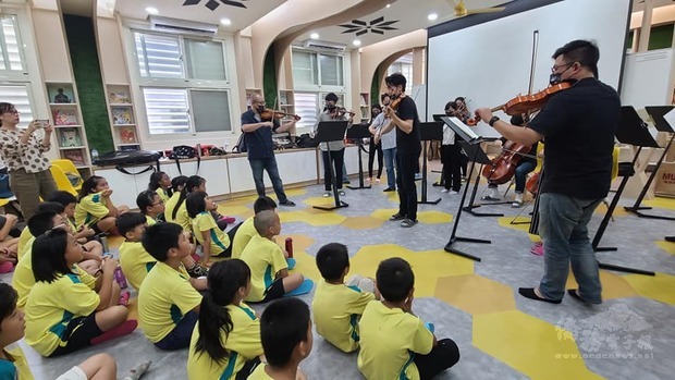 陳銳帶領室內樂團現場演出,小朋友看得津津有味。