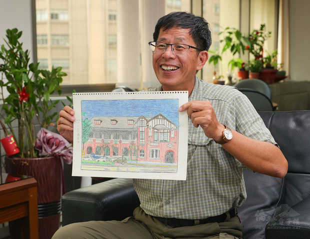 作家劉克襄（圖）新書「小站也有遠方」集結他10年來拜訪52處台灣鐵道車站的書寫，書中並同時收錄劉克襄母親的50多幅畫作。