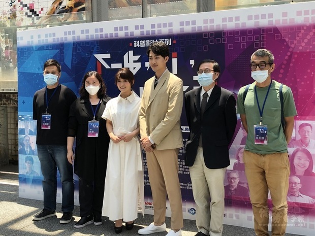 國研院舉行「下一步，AI。Next，愛」科普影片首映記者會，透過愛情故事引出台灣人工智慧發展歷程。左起導演張颿駿、製作人袁瑗、演員嚴正嵐、演員李竸、國研院院長吳光鐘與導演夏紹虞。