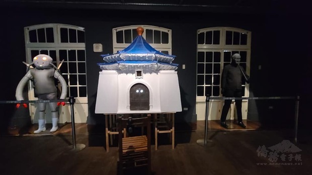 2009年創下當代館觀展人數新高紀錄「派樂地」展覽策展人胡永芬，這回則再現「Parody」以模仿、惡搞、諷刺的藝術創作手法，讓蔣公大戰外星人。