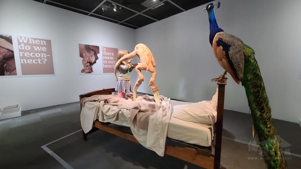 策展顧問陳明惠以澳洲藝術家派翠西亞・佩斯尼尼於「後人類慾望」展出的作品〈迎接賓客〉以及藝術家2020年創作的宣傳海報，試圖詰問濫用生物科技對人類將帶來什麼影響。