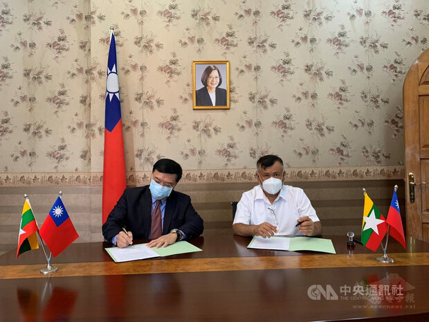 駐緬甸代表李朝成（左）21日見證屏東科技大學與緬甸教育機構「SML國際教育服務」簽署農業合作協議。
