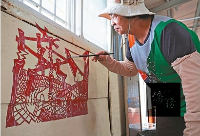 「剪紙合作社-蕭壠計畫」的素人媽媽專心投入創作。