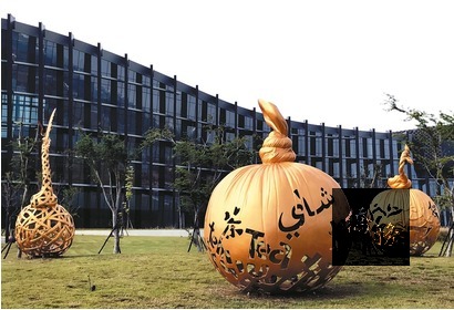 國立故宮博物院南部院區公共藝術4日落成，圖為在地藝術家王文志作品「戲分茶」。（中央社提供）