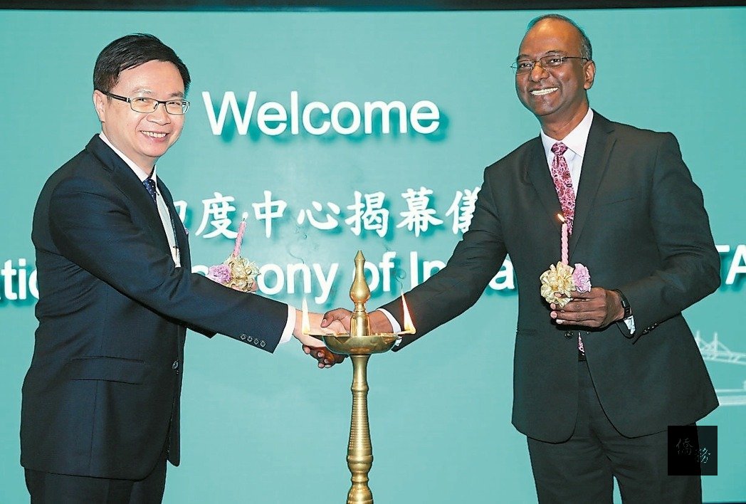 貿協印度中心成立，貿協董事長黃志芳（左）與印度台北協會會長史達仁（右）一起點燈祈福。 （經濟日報提供）