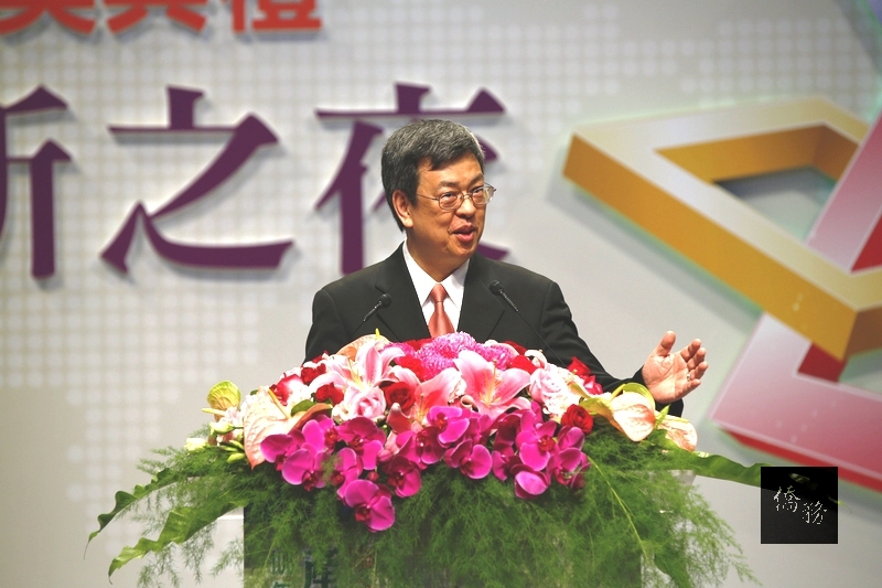 經濟部21日舉辦106年經濟部產業創新成果聯合頒獎典禮，副總統陳建仁出席時致詞表示，政府有責任打造以創新、就業、分配為核心的新經濟模式，5+2創新產業計畫是台灣該有的新思維。（中央社提供）