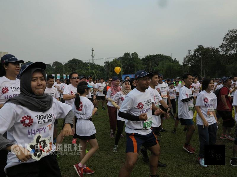 外貿協會14日在印尼雅加達舉行台灣精品愛心公益路跑 活動，約3500名民眾在晨光中邁開大步，圖為起跑前的暖身活動。（中央社提供）