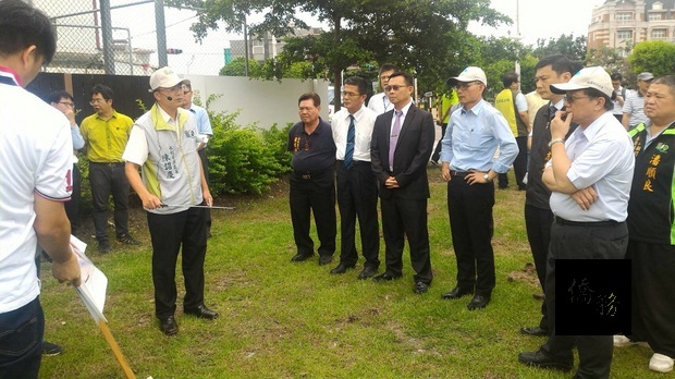 經濟部長李世光20日在立法委員洪宗熠、陳素月、王惠美、水利署賴建信署長及副縣長林明裕陪同下，視察由彰化縣優先提出「親水性示範河段-舊鹿港溪再現計畫」。（經濟部提供）