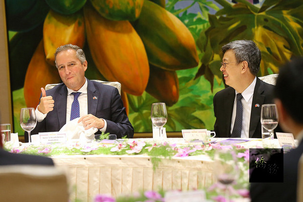 副總統陳建仁（右）22日宴請宏都拉斯副總統阿瓦雷茲指出，將持續鼓勵台商投資宏國，開發拉美地區新興市場。（總統府提供）