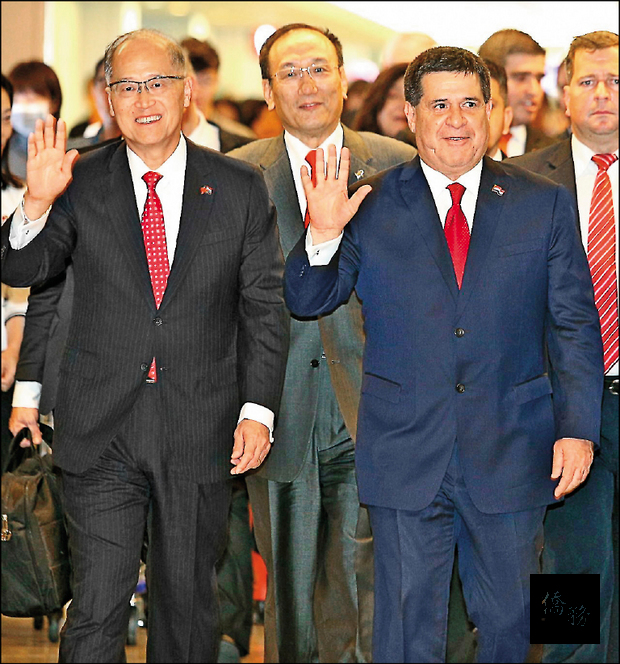 為慶祝中華民國與巴拉圭建交60週年，巴拉圭總統卡提斯（右）昨下午搭機來台訪問，外交部長李大維（左）在機場迎接，卡提斯總統揮手說「Hello Taiwan」。（自由時報提供）