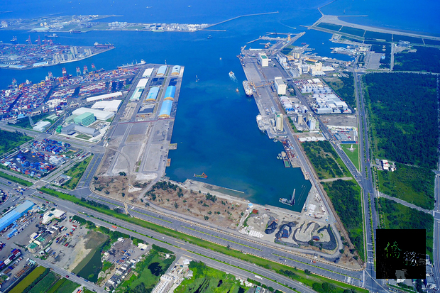 台電和台灣港務公司合作,共同打造台中港離岸風機組裝專用碼頭,這也是東南亞最大離岸風電港,象徵台電在離岸風力發電的推動進程再向前邁進,20年期間估計可組裝、運送逾600支風機。(中央社提供)