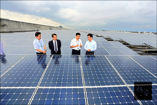 友達光電廠房屋頂建置太陽能電廠，圖為市長林佳龍（右一）前往參訪。（自由時報提供）