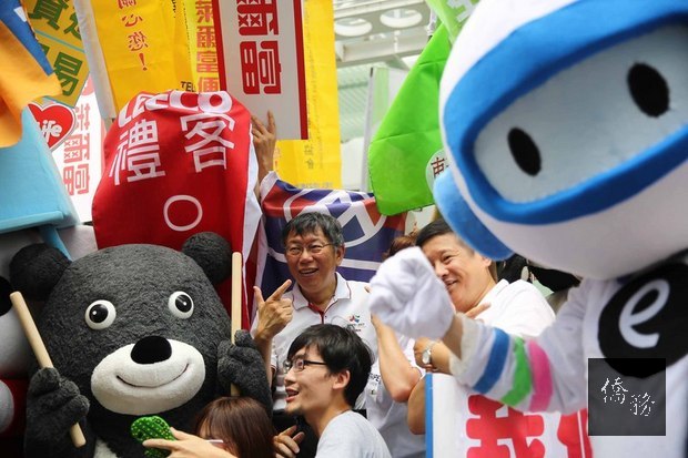 世大運將至，台北內湖科技園區50家廠商、約1000人，2日在瑞光路舉辦「快閃活動」，市長柯文哲（後中）也到場，人山人海相當熱鬧。（中央社提供）