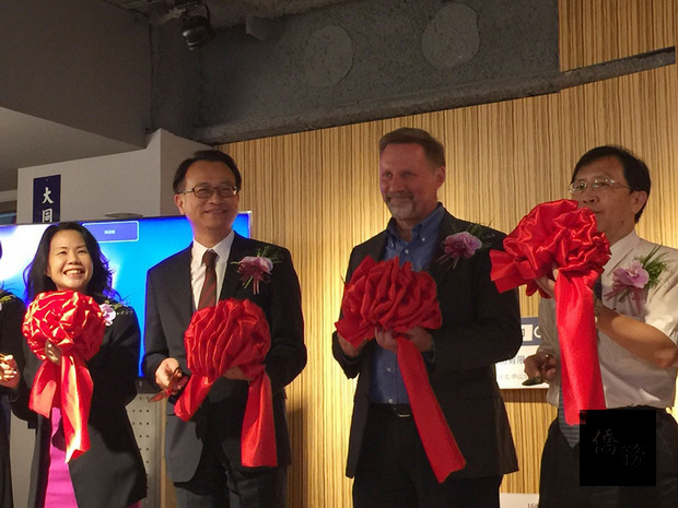 整合系統廠大同世界科技董事長沈柏延（左2）16日與美商思科一同舉行記者會，為台灣第一座企業級資安實戰攻防演練中心揭幕。（中央社提供）