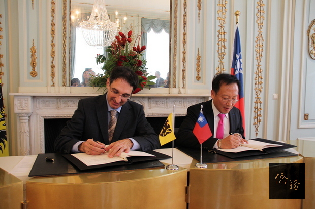 外交部政務次長吳志中（右）今天在比利時與佛拉蒙區外事部秘書長魏拉克簽署「永續能源合作備忘錄」，進一步推動雙方實質合作。（中央社提供）