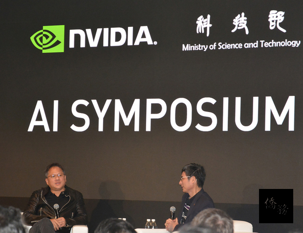 科技部長陳良基（右）26日與輝達公司總裁黃仁勳（左）一同座談，討論AI技術，陳良基受訪時說，比起其他國家，台灣擁有優秀半導體技術及數學運算人才，更具備發展AI（人工智慧）優勢。