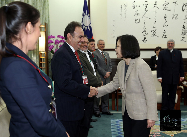 總統蔡英文（前右）8日在總統府接見巴拉圭共和國國會暨參議院議長魯戈（Fernando Lugo）訪問團。(中央社提供)