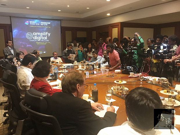 世界資訊科技與服務業聯盟（WITSA）主席邱月香等人11日在印度海得拉巴市主持2018年世界資訊科技大會（WCIT 2018）記者會，吸引許多印度媒體採訪。（世界資訊科技與服務業聯盟提供）