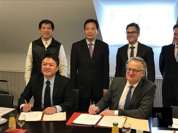 中華民國紡織品國際研發交流協會理事長陳正宏（前左1），與瑞士紡織公會董事長伊利（前右1），在1月31日簽署合作備忘錄（MOU），強化兩國產業技術合作。（圖由駐瑞士代表處提供）