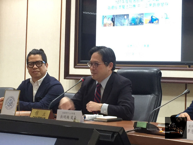 經濟部中小企業處13日舉行記者會，說明推動中小企業邁向循環經濟發展成果，處長吳明機（右）對從循環經濟中培育出獨角獸企業表達信心，獲輔導的歐萊德國際股份有限公司董事長葛望平（左）也到場分享經驗。(中央社提供)