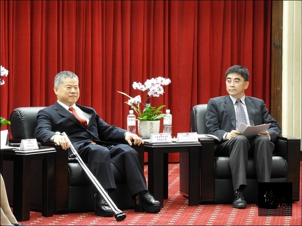 「台灣當前經貿機會及挑戰」研討會，吳中書（左）與邱俊榮（右）出席演講。(自由時報提供)
