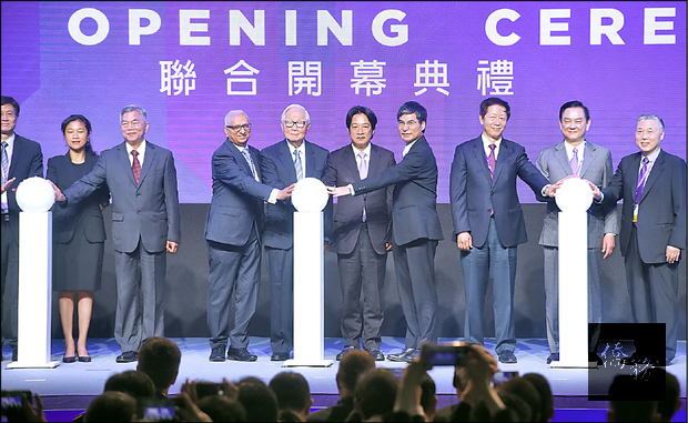 行政院長賴清德(右五)5日出席「SEMICON Taiwan 2018 國際半導體展」,並與台積電創辦人張忠謀(右六)等人主持開幕典禮。(自由時報提供)