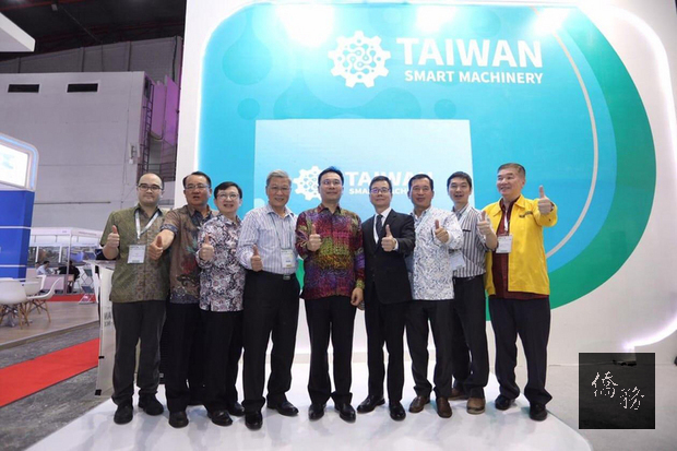 印尼製造展5日登場，駐印尼副代表藍夏禮（左5）表示，智慧機械是台灣的重點產業之一，與印尼有很大的合作空間。（中央社提供）