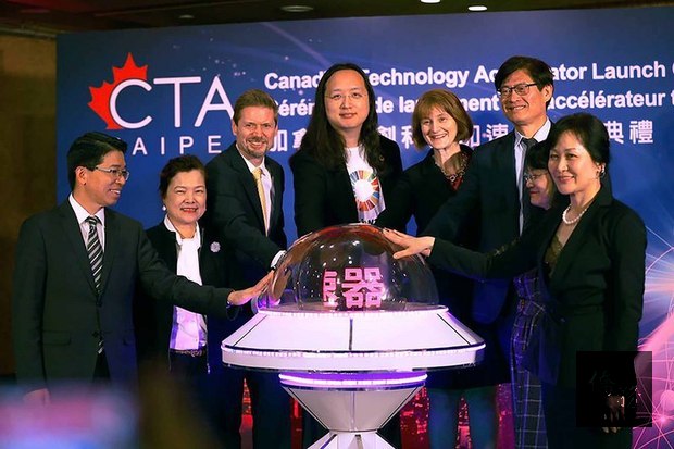 加拿大新創科技加速器在台啟用典禮12日舉行 ，加拿大駐台代表芮喬丹（左3）、政委唐鳳（左4）、經濟部次長王美花（左2）等人出席。（中央社提供）