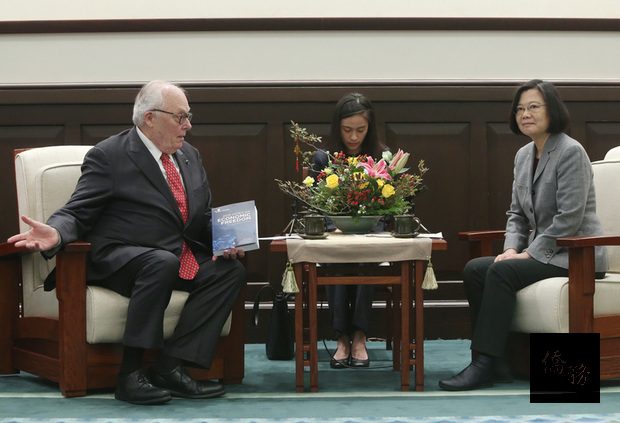 總統蔡英文（右）31日在總統府接見美國智庫「傳統基金會」創辦人佛訥（Edwin J. Feulner, Jr.）（左），蔡總統指出，打造一個經濟更開放、貿易更自由的台灣，是她就任以來一直在努力的目標。