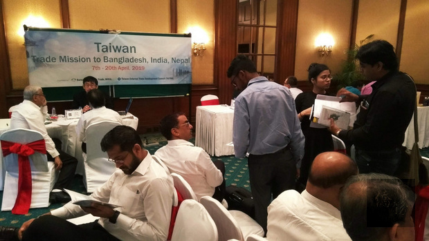 外貿協會11日率13家台商在加爾各答舉辦貿易洽談會，共有120位印度業者與會，洽談氣氛熱烈。（中央社提供）