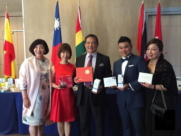 國際品質評鑑大賞3日在羅馬舉行頒獎典禮，多家獲獎台灣廠商出席領獎。駐義代表李新穎（圖中）向獲獎廠商表達祝賀。（中央社提供）