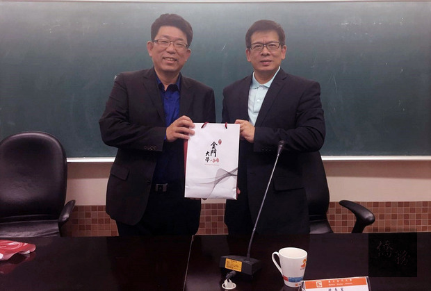 國立金門大學校長陳建民(右)與台灣微軟公司公共業務事業群資深協理楊毓峯(左)共同宣布將建立策略合作夥伴關係,在人工智慧、機器人應用等研究項目攜手合作。