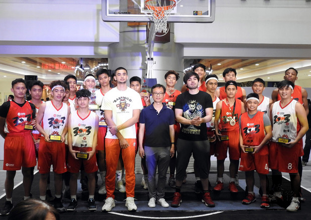 看準菲律賓人對籃球的愛好，馬尼拉台灣貿易中心邀請菲國球星安德瑞（Andre Paras）（前排左6）和柯比（Kobe Paras）（前排左4）兄弟檔為台灣精品代言，並舉辦籃球賽。（中央社提供）