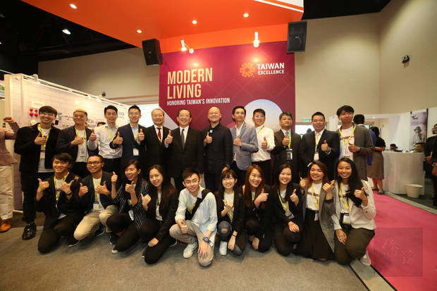 駐馬來西亞辦事處經濟組組長徐大衛(後排左6)3日出席「馬來西亞國際建築、室內設計及建材展覽會(ARCHIDEX)」。台灣精品館有21家廠商參展。(吉隆坡台灣貿易中心提供)