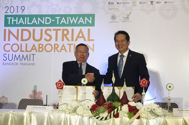 「2019台灣泰國產業鏈結高峰論壇」20日早上在泰國曼谷舉行開幕式，工總泰國分組召集人謝其嘉（左）和泰國工業院主席素攀（右）簽署合作備忘錄。