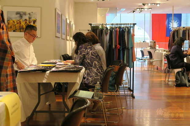 台灣7家紡織業者參加紡拓會流行性紡織品美國專案拓銷團，18日在駐紐約辦事處舉辦展示會，與潛在買主面對面洽談。(中央社提供)