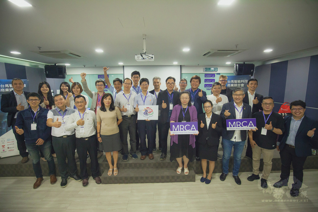 台灣經濟部商業司副司長陳秘順（中）於3日率領16位台灣企業參訪團，以「智能科技商業」為主題到馬來西亞與業者進行考察及交流，希望開創更多商機。（中央社提供）