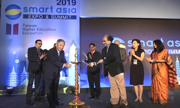 駐印度代表田中光（前排左）與印度官員和貴賓17日為貿協在孟買主辦的2019年智慧亞洲展點燈開幕。（中央社提供）