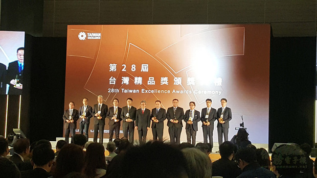 有台灣產業界奧斯卡獎之稱的台灣精品獎27日舉辦頒獎典禮，副總統陳建仁（中）到場致詞並頒獎。（中央社提供）