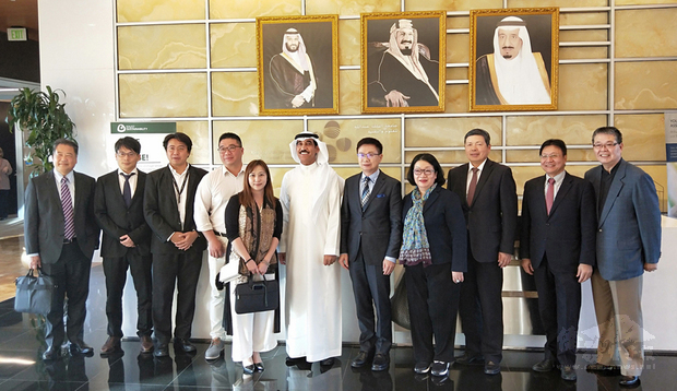 中華民國對外貿易發展協會董事長黃志芳（右5）3日率團拜訪沙國重要學術機構阿布杜拉國王科技大學（KAUST）。（中央社提供）
