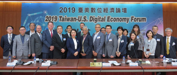為期兩天的2019台美數位經濟論壇11日結束，會中作出10點聲明。會後台灣與美國的與會代表共同合影留念。(中央社提供)