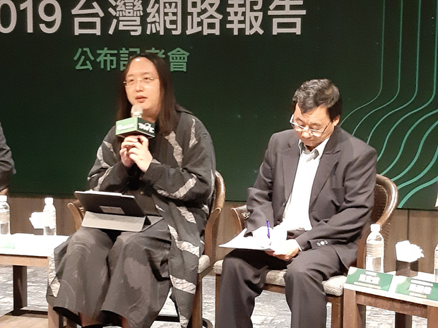 行政院政務委員唐鳳（左）26日表示，台灣、紐西蘭是亞太地區網路言論最自由國家，他也看好5G行動通訊時代來臨，將有助於縮短網際間人與人的距離，加速社會互信。 （中央社提供）