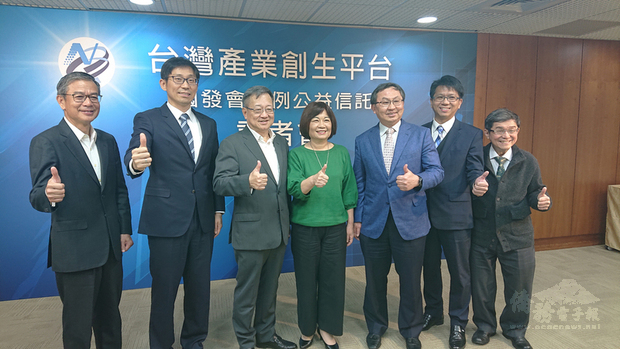 前眾達國際法律事務所創所合夥律師黃日燦（左3）與多位產業領袖及專家共同設立「台灣產業創生平台」，助企業布局未來。(中央社提供)