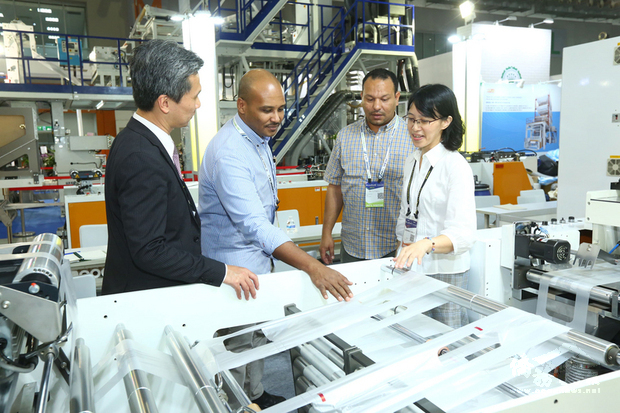 2020年台北國際塑橡膠工業展（Taipei PLAS）9月9日至13日將在南港展覽館一館展出，預期將吸引超過2.2萬名國內外買主參觀。圖為2018年展中廠商與國外買主洽談。（中央社提供）
