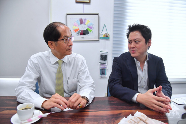 中衛在COVID-19（2019年冠狀病毒疾病）肆虐之際引起關注，面對政府口罩徵收令反應快速，一口氣交出高於平日產能3倍量。圖左為中衛第二代、董事長兼總經理張豐聯，右為中衛第三代、營運長張德成。（中央社提供）