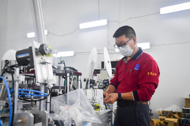 普森精密主軸工業公司廠長陳宇旭支援口罩機生產，與工具機同業合作，不但從年輕技術者身上學到更新的知識，同時也將自己數十年的經驗傳承給年輕人。（中央社提供）