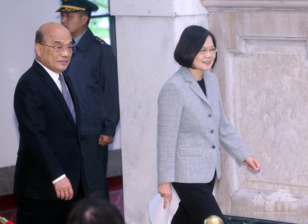 總統蔡英文（右）1日在總統府敞廳發表談話，與行政院長蘇貞昌（左）一起步入敞廳。（中央社提供）