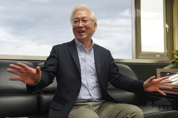 科技部長吳政忠16日接受中央社專訪表示，未來4年將推動跨部會共同打造「精準健康戰略產業」，期許5年內助攻生技新藥產值從新台幣6000億元邁向兆元大關。（中央社提供）