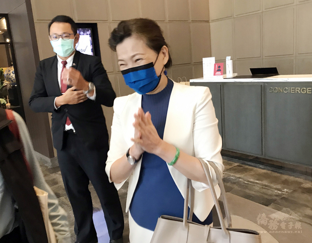 經濟部長王美花（前）18日上午出席台美經濟會晤，會後對媒體詢問未作回應。（中央社提供）