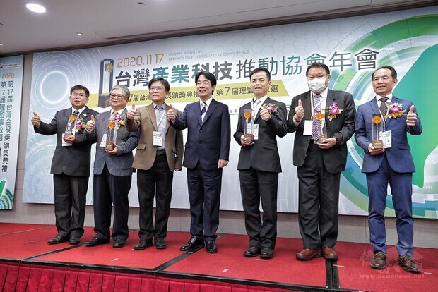 副總統出席「2020台灣產業科技推動協會年會暨第17屆台灣金根獎頒獎典禮」，並合影
